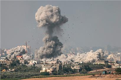 Blick von der israelischen Stadt Sderot auf den unter Beschuss liegenden Gazastreifen 
