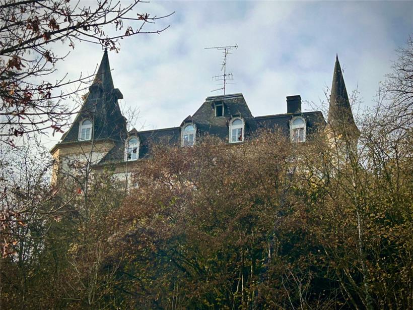 Blick von der route de Stadtbredimus den Hügel hoch, Schloss Buschland heute
