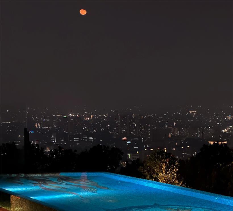 Blick von einer Rooftopbar in Jakarta