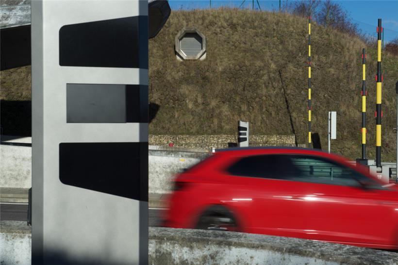 Blitz! Im Tunnel Markusberg auf der A13 wartet seit 2021 ein Streckenradar auf Raser.
