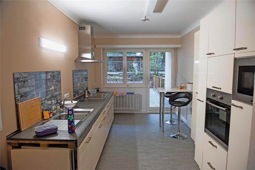 Blitzblank ist die Küche, denn der Haushalt wird je nach Woche zu zweit geschmis...