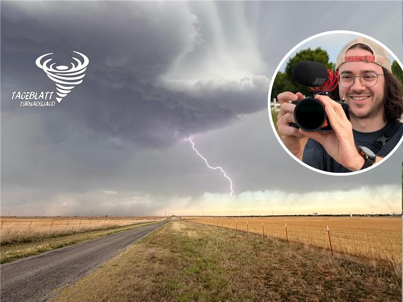 Blitze zucken in schneller Folge über den dunklen Himmel der menschenleeren Great Plains bei Gewitter