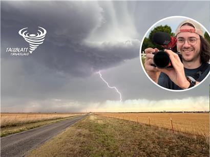 Blitze zucken in schneller Folge über den dunklen Himmel der menschenleeren Great Plains bei Gewitter