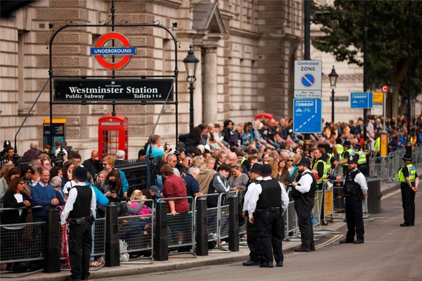 Blockbuster: Bürger warten in der Whitehall Road auf die Überführung des Sarges der britischen Königin Elizabeth II. vom Buckingham Palace zum Palace of Westminster.

