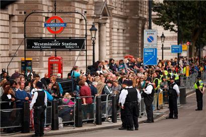 Blockbuster: Bürger warten in der Whitehall Road auf die Überführung des Sarges der britischen Königin Elizabeth II. vom Buckingham Palace zum Palace of Westminster.
