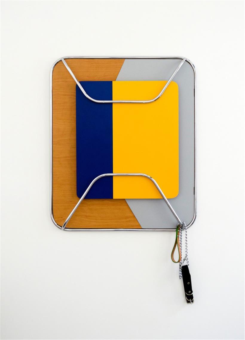 „Blue-yellow-dog leash“ (2019, chrome steel, laminated board and dog leash 135 x 80 x 9 cm), partie de l’exposition „Sutil Olvido“
