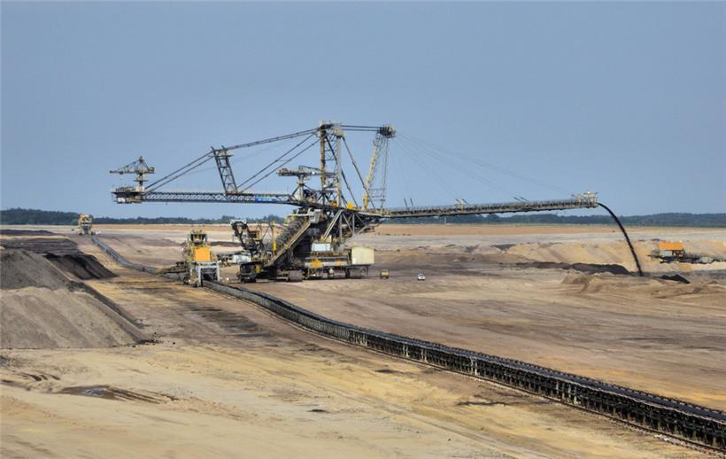 Blühende Landschaften? Der Braunkohletagebau Welzow-Süd in der südlichen Niederlausitz im Landkreis Spree-Neiße. Er befindet sich im Südosten des Bundeslandes Brandenburg. Bis zum Jahr 2011 wurden durch den Braunkohleabbau 17 Dörfer abgebaggert.
