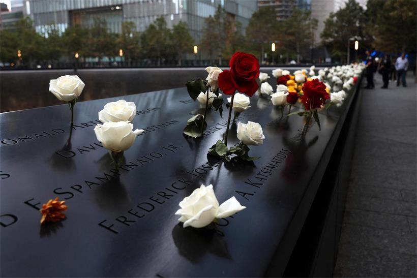 Blumen am Ground Zero erinnern an die Opfer