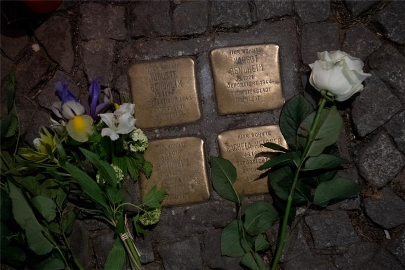 Blumen liegen am Stolperstein der Holocaust-Überlebenden Margot Friedländer, geboren Margot Bendheim, nach ihrem Tod
