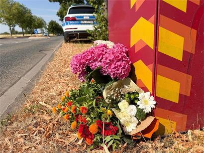 Blumen liegen an der Stelle, wo ein Student bei einem Angriff auf offener Straße in Trier getötet worden ist