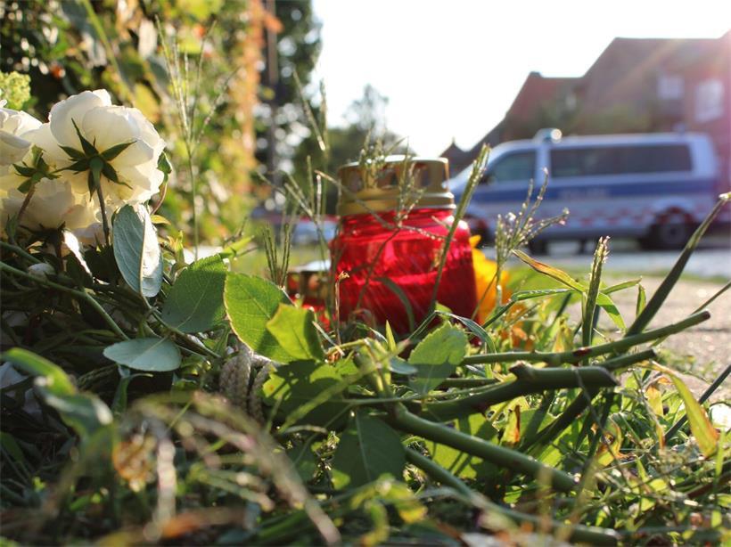 Bunte Blumen vor dem Gebäude einer Jugendeinrichtung im urbanen Umfeld, Symbol für Jugendförderung und Gemeinschaft