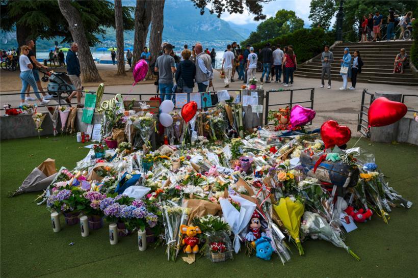 Blumen liegen zum Gedenken an die Opfer eines Messerangriffs auf einem Kinderspielplatz
