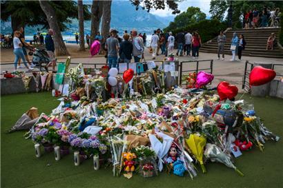 Blumen liegen zum Gedenken an die Opfer eines Messerangriffs auf einem Kinderspielplatz
