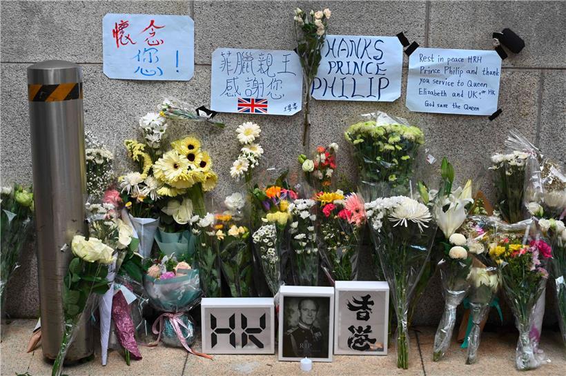 Blumen und Ehrungen vor dem britischen Generalkonsulat in Hongkong am 11. April 2021 nach dem Tod des britischen Prinzen Philip, dem Herzog von Edinburgh und Ehemann von Königin Elisabeth II. am 9. April
