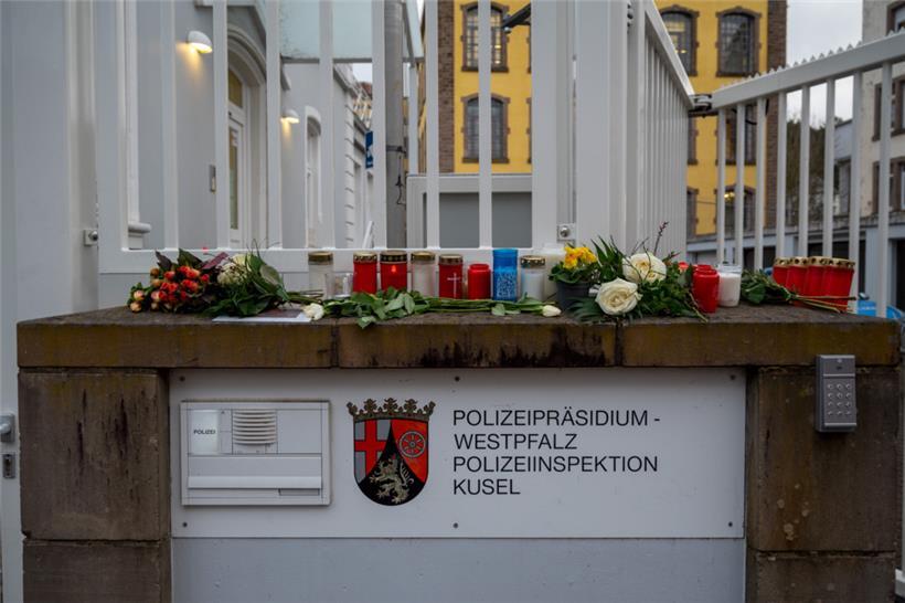 Blumen und Kerzen am Eingang der Polizei in Kusel
