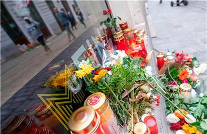Blumen und Kerzen an einem der Anschlagsorte in der Wiener Innenstadt zum Gedenken an die Opfer des Anschlags am Montagabend

