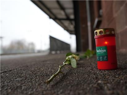 Blumen und Kerzen am Bahnsteig Landstuhl als Trauerzeichen nach Tod des Zugbegleiters