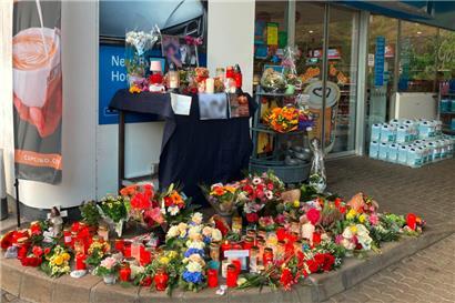 Blumen und Kerzen sind am 20. September 2021 vor einer Tankstelle aufgestellt. Ein junger Kassierer war am 18. September 2021 von einem mit einer Pistole bewaffneten Mann erschossen worden.
