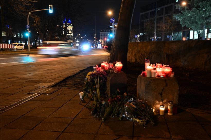 Blumen und Kerzen stehen in der Münchner Innenstadt in der Nähe des Stiglmaierplatzes, wo ein Auto in einen Demonstrationszug gefahren ist
