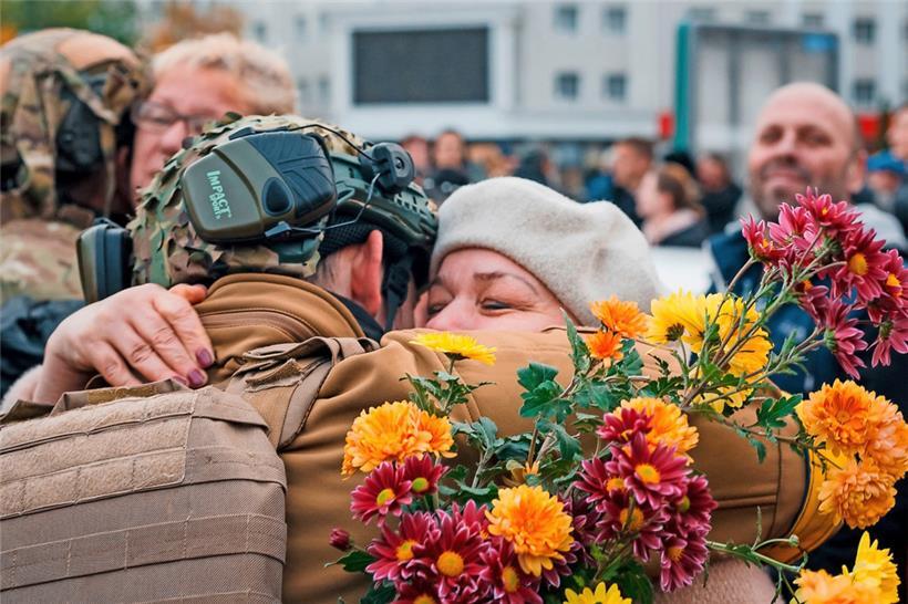 Blumen und Umarmungen für einen ukrainischen Soldaten in Cherson
