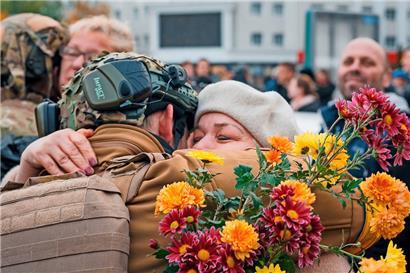 Blumen und Umarmungen für einen ukrainischen Soldaten in Cherson

