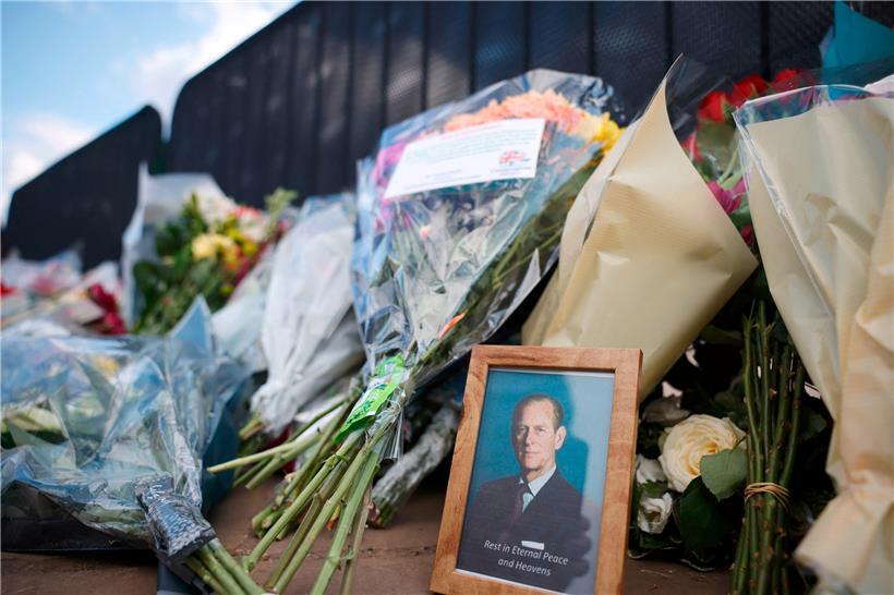 Blumen vor dem Buckingham Palace: Die Anteilnahme in der Bevölkerung am Tod des Prinzen ist groß
