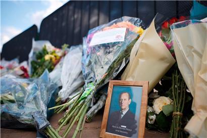 Blumen vor dem Buckingham Palace: Die Anteilnahme in der Bevölkerung am Tod des Prinzen ist groß
