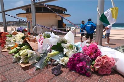 Blumen werden vor dem Rettungsschwimmerturm am Bondi Pavillion zum Gedenken an die Opfer einer Schießerei am Bondi Beach in Sydney niedergelegt
