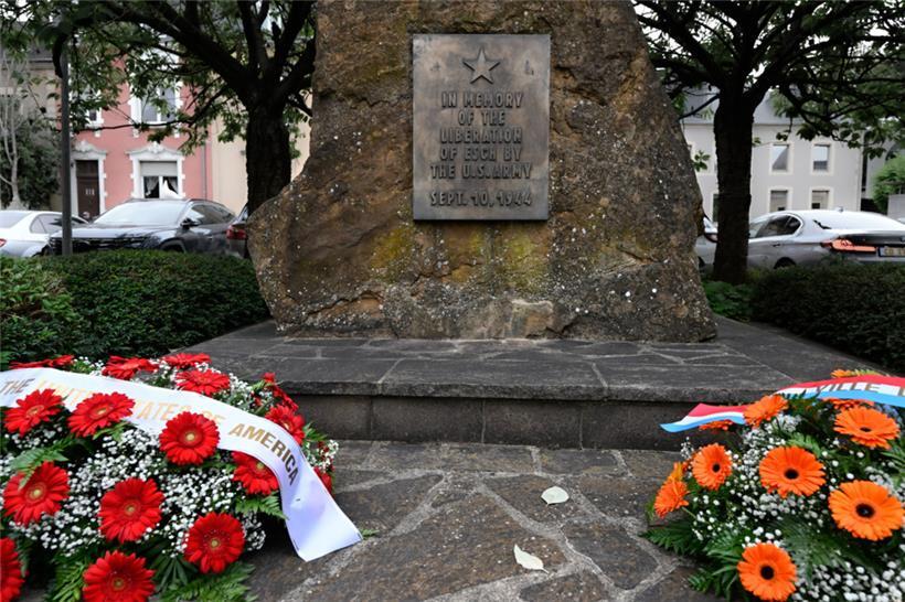 Blumengebinde wurden zu Ehren der Befreier niedergelegt
