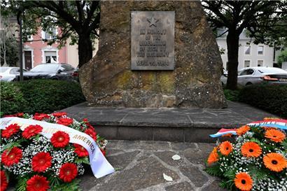 Blumengebinde wurden zu Ehren der Befreier niedergelegt
