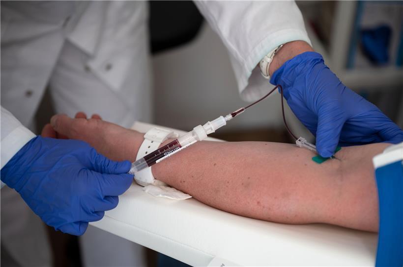 Blutentnahme für einen Coronatest (Archivfoto)
