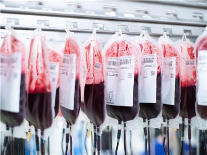 Großherzogin Stéphanie übergibt Medaille an Blutspender bei Ehrung am 31. Januar 2026 in Diekirch