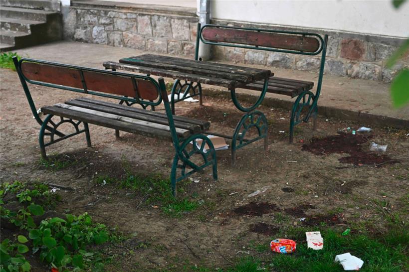 Blutspuren sind nach der schrecklichen Tat in der Nähe von Bänken auf dem Schulhof in Dubona zu sehen
