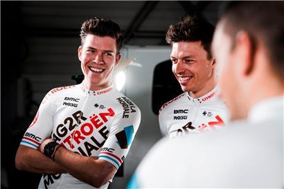Bob Jungels (links) und Oliver Naesen (rechts) werden sich die Leaderrolle bei den Frühjahrsklassikern wohl mit Greg Van Avermaet teilen
