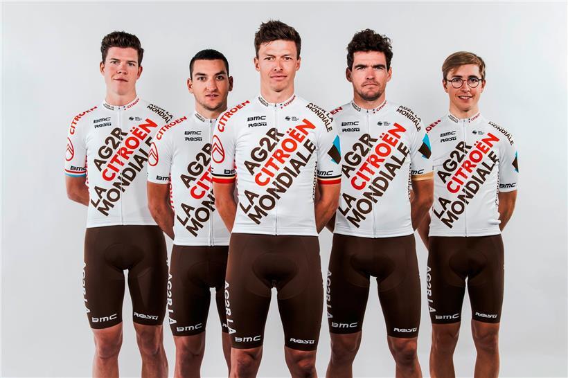 Bob Jungels mit seinen neuen Teamkollegen Nans Peters, Oliver Naesen, Greg Van Avermaet und Benoît Cosnefroy
