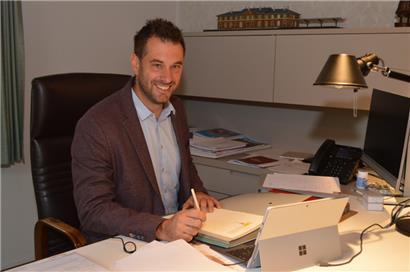 Bob Steichen an seinem neuen Arbeitsplatz im Ettelbrücker Rathaus 
