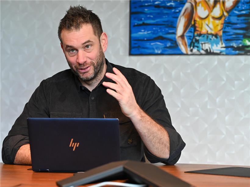 Bob Steichen zeigt Zuversicht bei der Nordstad-Fusion, symbolisch für erfolgreiche regionale Zusammenarbeit und Entwicklung