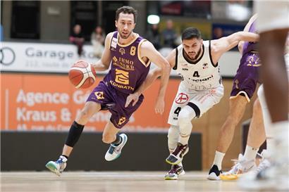 Bobby Melcher (in Lila) und Meister Steinsel gehen als Tabellenführer in die kurze Weihnachtspause
