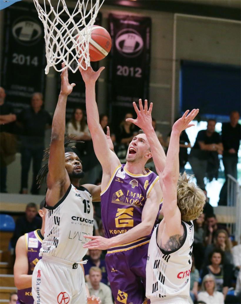 Bobby Melcher (in Lila) war am Mittwoch von seinen Gegnern nur sehr schwer zu stoppen
