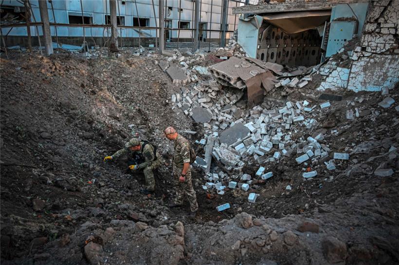 Bombenkrater in Charkiw: Russland beschießt die ukrainischen Städte mit Raketen
