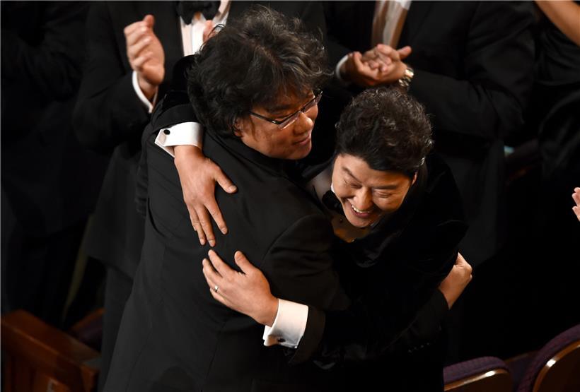Bong Joon-ho (l.) und  Song Kang-ho des Films „Parasite“ jubeln bei der 92. Verleihung der Academy Awards im Dolby Theatre über den Oscar für den besten Film
