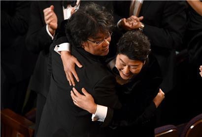 Bong Joon-ho (l.) und  Song Kang-ho des Films „Parasite“ jubeln bei der 92. Verleihung der Academy Awards im Dolby Theatre über den Oscar für den besten Film
