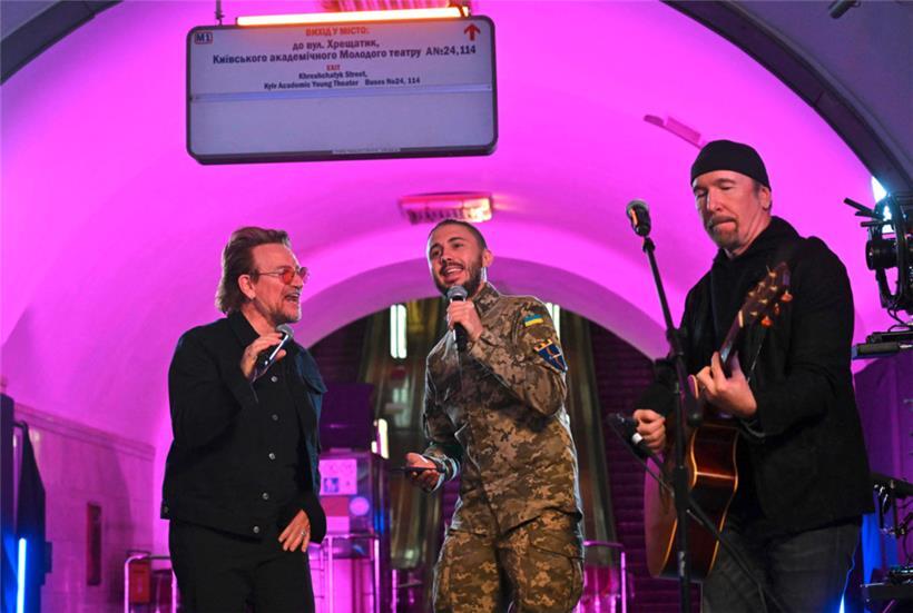 Bono und The Edge traten gemeinsam mit Mitgliedern der Armee in einer U-Bahn-Station auf

