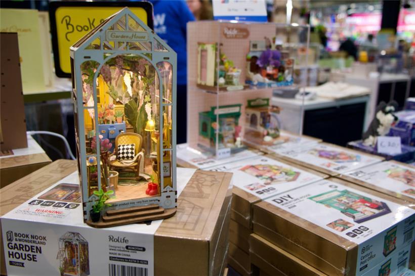 „Book Nooks“ sind vielseitige Miniaturwelten, die als leuchtende 3D-Dekoelemente...