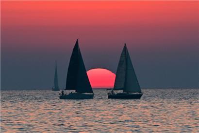 Boote auf dem Meer vor Dubai. Die Golf-Staaten könnten Europas nächster Freihandelspartner werden.
