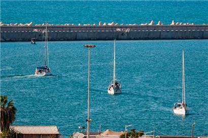 Boote der Global Sumud Flotilla, die von israelischen Streitkräften im Mittelmeer vor der Küste des Gazastreifens abgefangen wurden, kommen am 2. Oktober 2025 im südlichen Hafen von Ashdod an
