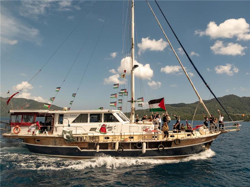 Boote der Global Sumud Flotilla verlassen den Hafen von Marmaris, Türkei, auf dem Weg nach Gaza zur humanitären Mission