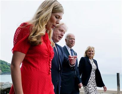 Boris Johnson (2.v.l), seine Ehefrau Carrie Johnson (l.) sowie Joe Biden und First Lady Jill Biden während eines Treffens im Vorfeld des G7-Gipfels
