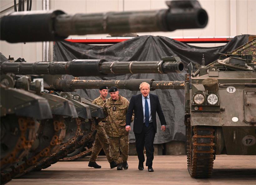 Boris Johnson Anfang März bei einem Besuch von NATO-Truppen in Estland
