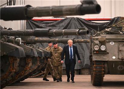Boris Johnson Anfang März bei einem Besuch von NATO-Truppen in Estland
